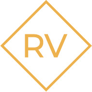 Como funciona o Método RV? O Método RV é um curso de especialização para cabeleireiros aspirantes a se tornarem profissionais de destaque em cabelos naturais, proporcionando resultados magníficos e confiança absoluta ao atender clientes de todas as texturas capilares. Vale a pena aprender a cortar cabelos crespos e cacheados? Sim, apenas 5% dos cabeleireiros no Brasil possuem o conhecimento necessário para cuidar adequadamente dos diferentes tipos de cabelos, enquanto mais de 70% da população brasileira possui algum tipo de curvatura capilar. Sendo assim, isso significa que faltam cabelereiros aptos a cortar a maioria dos cabelos brasileiros, ou seja, o mercado está aquecido à procura desses profissionais. Quanto ganha um cabelereiro especializado em cabelos crespos e cacheados? Cabeleireiros especializados em cabelos cacheados, que possuem habilidades avançadas nesse tipo de cabelo e uma clientela fiel, podem ter a oportunidade de cobrar preços mais altos pelos seus serviços. Em média, um cabeleireiro especializado em cabelos cacheados pode ganhar entre R$ 2.000 e R$ 5.000 por mês. Porém, é importante lembrar que esses valores são apenas uma estimativa e podem variar de acordo com a localização geográfica e a situação individual do profissional.