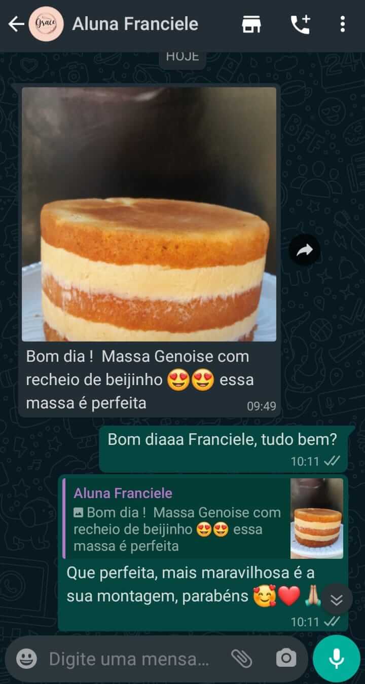 Como funciona a Apostilas Master? Apostilas Master é uma coletânea de 3 livros que oferece instruções e receitas para ajudar os leitores a melhorar suas habilidades na confeitaria. Aqui está uma análise das informações fornecidas: Conteúdo: Massas Variadas: O livro ensina 15 tipos diferentes de massas, incluindo massas pão de ló, amanteigada, chiffon e red velvet, entre outras. Essas receitas fornecerão conhecimento, experiência, qualidade e variedade para os bolos que você faz. Clássicos e Tendências Recheadas: O livro apresenta 20 receitas de recheios, abrangendo desde os clássicos até os recheios que seguem as tendências atuais. Isso permitirá que você tenha variedade e qualidade nos seus bolos. Visualmente Perfeito: O livro oferece 10 receitas de coberturas, como chantininho, buttercream, glacê real e ganache em ponto de bico. Essas coberturas ajudarão a melhorar a aparência visual dos seus bolos, deixando seus clientes impressionados. BÔNUS: Recomendações Master: Para facilitar o seu aprendizado e acelerar o seu dia a dia, cada receita tem uma recomendação de onde e como usar da melhor forma! Ótimo também para quem está iniciando agora na confeitaria! Chantininho power: Aquele que mesmo no calor não irá escorrer dos seus bolos. Só quem já fez coberturas em dias quentes sabe como é, elas acabam derretendo muito rápido, estragando todo o visual do bolo. Usar essa receita do chantininho power nesses dias será perfeito para que você não passe mais por isso! 7 dicas para você fazer uma massa fofa e perfeita: Essas dicas são para você que faz massas que afundam no meio, murcham do nada ou não ficam fofas como você gostaria! Você aprenderá o passo a passo que diferenciará de uma iniciante que faz massas que não dão certo, para uma pessoa capaz de fazer massas para qualquer tipo de bolo! Como fazer uma barreira de contenção para os seus recheios não escorrerem: Está começando agora e não consegue fazer recheios tão firmes? Usando a barreira de contenção que você aprenderá nesse bônus irá trazertoda uma estabilidade e segurança para que você possa trabalhartranquila e sem preocupações se irá escorrer ou não!