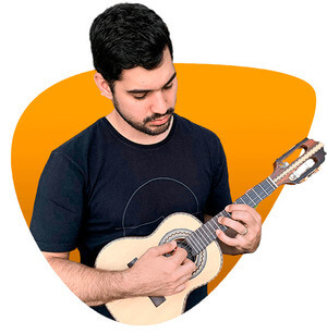 Cavaquinho Iniciante - do zero ao pagode - Premium Funciona? Sim, o Cavaquinho Iniciante - do zero ao pagode - Premium funciona. Esse curso é um passo a passo voltado especialmente para iniciantes que tem como objetivo fazer um sambinha no almoço de domingo com a família ou fazer um pagode no churrasco dos amigos, mas tocando sempre com segurança e desenvoltura! Victor Cazzoli separou no curso o conteúdo que ele considera essencial que você saiba para TOCAR BEM CAVAQUINHO. O Cavaquinho Iniciante - do zero ao pagode - Premium Vale a Pena? Sim, o Cavaquinho Iniciante - do zero ao pagode - Premium vale a pena. A ideia do curso não é te encher de conteúdos desnecessários, que mais vão te confundir do que te ajudar. Nesse treinamento você vai aprender na prática o necessário pra você conseguir “tirar onda” nos pagodes da vida!