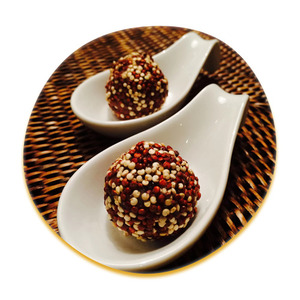 O Curso Brigadeiro Gourmet Funciona? Sim, o Curso Brigadeiro Gourmet funciona. O curso oferece a oportunidade de aprender a fazer brigadeiros gourmet em um período de 7 dias. A proposta é que, ao final do curso, você se torne uma especialista em brigadeiros gourmet. O conteúdo do curso inclui mais de 35 receitas de brigadeiro gourmet tradicional, mais de 20 receitas de brigadeiros exóticos, mais de 25 receitas de brigadeiro fit e mais de 10 receitas de brigadeiro alcoólico. Além disso, são fornecidas mais de 35 vídeo aulas ensinando como abrir seu primeiro negócio. O Curso Brigadeiro Gourmet Vale a Pena? Sim, o Curso Brigadeiro Gourmet vale a pena. O curso também oferece alguns bônus gratuitos, como um curso de forminhas e embalagens para reduzir os custos de produção, um curso de fotografia para doces e um curso de copo da felicidade. Esses bônus visam complementar o conhecimento e oferecer habilidades adicionais para aprimorar seu negócio de brigadeiros gourmet.