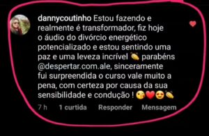 Divórcio Energético Funciona? Sim, o Divórcio Energético funciona. O curso Divórcio Energético oferecido pela Escola Live Universo é descrito como uma ferramenta holística que visa liberar os participantes de conexões energéticas com pessoas, eventos e situações que causaram angústia, dor e sofrimento. O curso é exclusivo e desenvolvido para promover uma limpeza energética profunda no campo energético e vibracional, permitindo que os participantes fechem os ciclos do passado e abram-se para novas possibilidades. O Divórcio Energético Vale a Pena? Sim, o Divórcio Energético vale a pena. O método utiliza técnicas energéticas poderosas e impactantes, com exercícios guiados em vídeos. Alguns dos temas abordados incluem o corte de cordões energéticos com ex-amores, familiares e ex-chefes; a liberação de fluxos energéticos bloqueados pelos pais, avós e ancestrais que influenciam padrões e ciclos repetitivos negativos; o desfazer de promessas e juramentos do passado que podem estar afetando a vida atual; a ressignificação de traumas da infância; o perdão a si mesmo e aos outros; entre outros.