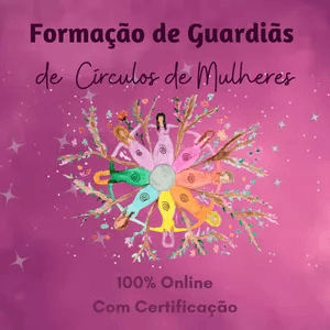 Formação de Guardiãs de Círculo de Mulheres Funciona? Sim, Formação de Guardiãs de Círculo de Mulheres funciona. A Comunidade Hamadríade oferece uma Formação completa para mulheres que desejam se tornar Guardiãs de Círculos de Mulheres ou para aquelas que já são facilitadoras/guardiãs e desejam aprofundar seus conhecimentos e se profissionalizar. O curso é ministrado de forma 100% online e o acesso à plataforma é imediato. Formação de Guardiãs de Círculo de Mulheres Vale a Pena? Sim, Formação de Guardiãs de Círculo de Mulheres vale a pena. A formação aborda tanto a teoria quanto a prática necessárias para estabelecer vínculos saudáveis, de acolhimento e transformação com outras mulheres. Para quem é recomendado? Todas as mulheres que queiram se tornar Guardiãs de Círculos de Mulheres: Mulheres que já possuem Círculo de Mulheres e que querem se aprofundar e se profissionalizar Terapeutas do Sagrado Feminino e/ou Ginecologia Natural que queriam incrementar sua atuação profissional abrindo Círculos de Mulheres Terapeutas de outras áreas que queiram se tornar Guardiãs Mulheres de todas as idades e em qualquer fase do ciclo que sintam o chamado do Sagrado Feminino, pata qualificar sua vida e ajudar outras mulheres neste caminho.