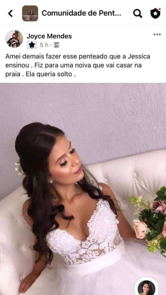 O Método JC Jessica Carolinehair Funciona? Sim, o Método JC Jessica Carolinehair funciona. O curso aborda desde os conceitos básicos da criação de penteados até a finalização. Método JC Jessica Carolinehair é um programa de ensino de penteados ministrado pela professora Jessica CarolineHair. O curso é voltado para pessoas que desejam aprender a fazer penteados passo a passo. O Método JC Jessica Carolinehair Vale a Pena? Sim, o Método JC Jessica Carolinehair vale a pena. Todo o ensino é através do Método Jessica Carolinehair. Método exclusivo que usa as técnicas de bases para criação de penteados e já ajudou mais de 500 alunos a aprender penteados de fato.