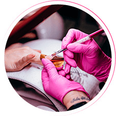 Nail Academy - Do Zero à Especialista em Designer de Unhas Funciona? Sim, Nail Academy - Do Zero à Especialista em Designer de Unhas funciona.O curso é dividido em 17 níveis, abordando diferentes aspectos do cuidado e embelezamento das unhas, desde o básico até o nível avançado. Cada nível inclui aulas detalhadas, passo a passo, em alta definição, que podem ser acessadas imediatamente após a confirmação da inscrição. Além disso, o curso oferece suporte para dúvidas. Nail Academy - Do Zero à Especialista em Designer de Unhas Vale a Pena? Sim, Nail Academy - Do Zero à Especialista em Designer de Unhas vale a pena. O Curso Nail Academy é um curso completo destinado a ensinar técnicas de manicure e pedicure, cutilagem, alongamento de unhas, formatos europeus, decorações encapsuladas e esmaltações em gel. O curso é projetado tanto para iniciantes que desejam se tornar profissionais de unhas, incluindo aqueles que ainda não possuem conhecimento na área, quanto para profissionais experientes que desejam aprimorar suas técnicas e aprender novas.