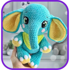 Como funciona o Simplesmente Amigurumi 4.0? Se você sempre teve interesse em aprender a fazer amigurumis, mas se considera um total iniciante, não se preocupe. O Melhor Curso de Amigurumis do Brasil oferece uma experiência 100% online, com mais de 30 vídeos aulas e 5.000 mil receitas passo a passo. O curso é especialmente desenvolvido para iniciantes, ou seja, mesmo que você nunca tenha pegado uma agulha de crochê antes, poderá acompanhar e aprender facilmente.  Além disso, ao se matricular no curso, você terá acesso a um grupo de alunos, onde poderá interagir com outras pessoas que também estão aprendendo a fazer amigurumis. Nesse grupo, você poderá tirar dúvidas, compartilhar suas criações e receber feedbacks construtivos, proporcionando uma experiência de aprendizado colaborativa e enriquecedora. O Simplesmente Amigurumi 4.0 vale a pena? Sim, o Simplesmente Amigurumi 4.0 vale a pena. Ao adquirir o curso, você receberá o App Simplesmente Amigurumi 4.0, que oferece um super pacote de receitas com mais de 4.742 modelos incríveis de diversos amigurumis. As receitas são detalhadas e organizadas com gráficos e imagens ilustrativas, tornando o aprendizado ainda mais fácil e prazeroso.