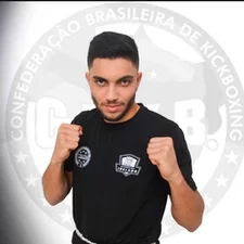 Curso Kickboxing em Casa Funciona? Sim, o Curso Kickboxing em Casa funciona. O treinamento foi desenvolvido por Vinicius Oliveira para você treinar de onde e quando quiser. As aulas são gravadas em ambientes domiciliares para que o aluno sinta-se a vontade para treinar. O objetivo do curso é ensinar todas as técnicas básicas do Kickboxing, incluindo socos, chutes e defesas. Portanto, os alunos podem esperar adquirir um conhecimento abrangente dessas habilidades fundamentais durante o treinamento. O Curso Kickboxing em Casa Vale a Pena? Sim, o Curso Kickboxing em Casa vale a pena. Cada técnica é apresentada em um formato passo a passo, fornecendo instruções detalhadas sobre como executar corretamente os socos, chutes e defesas do Kickboxing. Isso é especialmente útil para os alunos que estão começando e desejam aprender as habilidades básicas de forma clara e sistemática.  O curso oferece a opção de realizar as técnicas sozinho ou em dupla. Isso significa que você pode praticar os movimentos por conta própria ou encontrar um parceiro para treinar junto, se desejar.