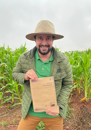 Curso Completo Mecânico Agrícola e Operador Agrícola Funciona? Sim, o Curso Completo Mecânico Agrícola e Operador Agrícola funciona. O curso abrange três áreas distintas e é projetado para transformar os alunos em especialistas nessas áreas. O conteúdo do curso inclui tópicos como mecânica definitiva, hidráulica profissional, elétrica avançada, injeção eletrônica, elétrica completa, montagem e desmontagem de motores agrícolas a diesel, operação de máquinas agrícolas como plantadeiras, colheitadeiras, tratores e pulverizadores. Além disso, o curso menciona trabalhar com marcas populares no mercado, como Case IH, John Deere e New Holland. Curso Completo Mecânico Agrícola e Operador Agrícola Vale a Pena? Sim, o Curso Completo Mecânico Agrícola e Operador Agrícola vale a pena. O objetivo do curso é fornecer conhecimentos e habilidades para os alunos se tornarem especialistas em Mecânica Agrícola e Operação de Máquinas Agrícolas. O curso visa capacitar os alunos em técnicas avançadas de manutenção, reparo e operação de implementos agrícolas, abrangendo áreas como mecânica, elétrica e hidráulica. Além disso, o curso busca preparar os alunos para trabalhar com as principais marcas de máquinas agrícolas do mercado, como Case IH, John Deere e New Holland. O curso promete ajudar os alunos a ganhar até 7 mil reais por mês após a conclusão.