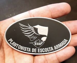 Curso Plantonista de Escolta Armada Funciona? Sim, o Curso Plantonista de Escolta Armada funciona. O Curso Plantonista de Escolta Armada é um programa de treinamento destinado a vigilantes e profissionais de segurança privada que desejam se especializar na função de Plantonista de Escolta Armada. O curso visa capacitar os participantes para desempenhar atividades de gestão administrativa e operacional no setor de escolta armada. O curso aborda diversos aspectos relacionados ao serviço de escolta armada, desde o processo de solicitação de escolta até a finalização da missão. Ele engloba temas como gestão administrativa do setor, controle de material e recursos, equilíbrio de horas dos agentes, atendimento de solicitações de escolta, sinistros ou ocorrências, preparação da missão, comunicação com órgãos competentes, controle de veículos, controle de efetivo, sigilo profissional, entre outros. O Curso Plantonista de Escolta Armada Vale a Pena? Sim, o Curso Plantonista de Escolta Armada vale a pena. O instrutor responsável pelo curso é Edirlan Soares, um profissional com experiência em segurança privada, formado em Tecnologia em Gestão de Segurança Privada e pós-graduado em Gestão de Segurança Pública. Ele é fundador do canal Vigilante QAP, conhecido por fornecer instruções e orientações para profissionais de segurança privada.