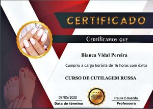 Curso de Cutilagem Russa Funciona? Sim, Curso de Cutilagem Russa funciona. A técnica de manicure russa é indicada para todo mundo que quer uma unha perfeita com acabamento de cutícula e muito menos risco de corte. Portadores de diabetes, que precisam ter mais atenção na hora da manicure, e pessoas com a cutícula mais fina são os principais beneficiados, pois a tesoura consegue ir mais fundo sem machucar. No tentando, a técnica surgiu há muito tempo, na década de 1950, e é um método de remoção de cutilagem a seco, no qual não são utilizados alicates. Para o profissional o beneficio deste trabalho é a rapidez e limpeza e o custo-benefício pode girar em torno de 40% a mais que a técnica convencional  Curso de Cutilagem Russa Vale a Pena? Sim, Curso de Cutilagem Russa vale a pena. Se você achava que o alicate era o instrumento-chave para um bom acabamento das cutículas, prepare-se para mudar de ideia. A Rússia, país sede da Copa do Mundo 2018, é famosa pela beleza de suas mulheres, mas o que pouca gente sabe é que ela é referência como um dos países mais evoluídos em termos de