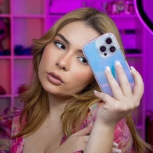 Realidade Influencer Funciona? Sim, Realidade Influencer funciona. O objetivo desse curso é auxiliar duas categorias de pessoas: As que estão começando no mundo da internet e não sabem por onde iniciar sua jornada como influenciadores. Aquelas que já possuem seguidores, mas estão em busca de orientação sobre os próximos passos para fechar parcerias publicitárias e realizar projetos comerciais que os levem a um novo patamar em sua carreira de influenciador. Realidade Influencer Vale a Pena? Sim, Realidade Influencer vale a pena. O curso é composto por mais de 65 aulas que são atualizadas regularmente. Além disso, o acesso à área de membros é vitalício, o que significa que os alunos têm acesso contínuo ao conteúdo após a conclusão do curso. Ainda, o curso oferece aulas ao vivo para tirar dúvidas, possibilitando uma interação mais próxima entre a instrutora e os alunos.