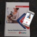 UniPet Funciona? Sim, UniPet funciona. O curso é composto por mais de 50 aulas em vídeo, totalizando mais de 8 horas de conteúdo de alta qualidade. As aulas abrangem uma variedade de tópicos, incluindo a situação do mercado pet no Brasil, a origem e evolução do banho e tosa, grupos caninos, adestramento científico, pH dos animais, tipos de pelagem, equipamentos e produtos utilizados no centro estético, preparação para o banho, técnicas de secagem, tosa em diferentes tipos de pelagem, tosa em gatos, entre outros. UniPet Vale a Pena? Sim, UniPet vale a pena. Além das aulas em vídeo, o curso oferece suporte premium aos alunos. Os participantes têm acesso a um grupo VIP no Telegram, onde podem interagir com outros alunos e fazer perguntas ao professor nas Lives Semanais de Suporte.