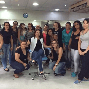 O Curso Carreira com Jato de Plasma Funciona? Sim, o Curso Carreira com Jato de Plasma funciona. O curso ensina como iniciar uma carreira com a técnica do Jato de Plasma, que abrange uma variedade de protocolos faciais, corporais, estéticos íntimos e capilares. Essa técnica já ajudou mais de 30.000 mulheres a iniciar suas carreiras com sucesso, mesmo partindo do zero. O Curso Carreira com Jato de Plasma Vale a Pena? Sim, o Curso Carreira com Jato de Plasma vale a pena. O curso enfatiza os benefícios potenciais de aprender a técnica do Jato de Plasma, como a possibilidade de ganhar até R$350,00 em uma única sessão de um protocolo facial. Também destaca a ideia de alcançar independência financeira e flexibilidade de horários.