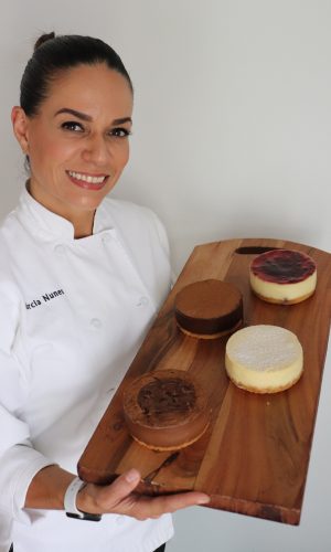 O Curso Cheesecake Infalível Funciona? Sim, o Curso Cheesecake Infalível funciona. O curso é em formato de vídeo, o que possibilita aos alunos assistirem e aprenderem as técnicas diretamente com a Chef Dárcia Nunes. Ele aborda diferentes sabores de cheesecake, como Baunilha, Nutella, Chocolate, Limão e Baunilha com Morango. O Curso Cheesecake Infalível Vale a Pena? Sim, o Curso Cheesecake Infalível vale a pena. O objetivo do curso é ensinar os segredos para fazer o melhor cheesecake americano, permitindo que os alunos aprendam técnicas exclusivas e autênticas para se destacarem no mercado.