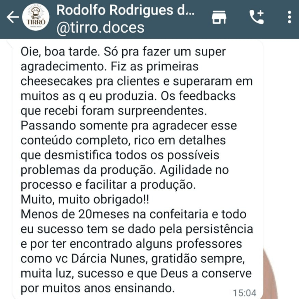 O Curso Cheesecake Infalível Funciona? Sim, o Curso Cheesecake Infalível funciona. O curso é em formato de vídeo, o que possibilita aos alunos assistirem e aprenderem as técnicas diretamente com a Chef Dárcia Nunes. Ele aborda diferentes sabores de cheesecake, como Baunilha, Nutella, Chocolate, Limão e Baunilha com Morango. O Curso Cheesecake Infalível Vale a Pena? Sim, o Curso Cheesecake Infalível vale a pena. O objetivo do curso é ensinar os segredos para fazer o melhor cheesecake americano, permitindo que os alunos aprendam técnicas exclusivas e autênticas para se destacarem no mercado.