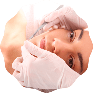 O Curso Dermaplaning Pele Renovada Funciona? Sim, o Curso Dermaplaning Pele Renovada funciona. O curso é projetado para ensinar a técnica de dermaplaning de forma detalhada e prática. Ele oferece flexibilidade aos alunos, permitindo que aprendam no seu próprio ritmo. Com vídeos, certificados e suporte, busca capacitar tanto iniciantes quanto profissionais experientes na aplicação dessa técnica específica. O Curso Dermaplaning Pele Renovada Vale a Pena? Sim, o Curso Dermaplaning Pele Renovada vale a pena. O curso é estruturado em várias seções, cada uma abordando um aspecto específico da técnica de dermaplaning. Os tópicos incluem introdução teórica, prazos e cuidados, informações sobre o tratamento, lista de materiais e fornecedores, biossegurança, ficha de anamnese e termo de consentimento, montagem do instrumento para a laminação, treino e aulas práticas para aplicar a técnica tanto em clientes femininos quanto masculinos.