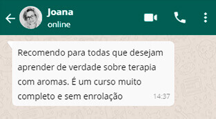 O Curso Online de Aromaterapia Alfa Funciona? Sim, o Curso Online de Aromaterapia Alfa funciona. O curso é apresentado em formato online, composto por uma série de videoaulas. Ele é abrangente e começa desde o básico até níveis mais avançados, tornando-o adequado tanto para iniciantes quanto para pessoas com algum conhecimento prévio sobre aromaterapia. O conteúdo do curso é organizado em módulos, abordando uma ampla variedade de tópicos relacionados à aromaterapia. Isso inclui informações sobre o que são óleos essenciais, como são feitos, como comprá-los, sua qualidade e variações de preços, entre outros. Além disso, o curso ensina como usar os óleos essenciais, como prepará-los, diluí-los e aplicá-los de maneira segura e eficaz. O curso também abrange uma extensa lista de óleos essenciais e suas propriedades, permitindo que os alunos entendam como cada óleo pode ser aplicado para diferentes fins terapêuticos. Além disso, aspectos de segurança, toxicidade e contra-indicações são abordados, ajudando os alunos a entender quando e como usar os óleos com responsabilidade. O Curso Online de Aromaterapia Alfa Vale a Pena? Sim, o Curso Online de Aromaterapia Alfa vale a pena. O Curso de Aromaterapia Online é Certificado pela ABRATH e é uma plataforma abrangente e flexível para aprender sobre a aplicação terapêutica dos óleos essenciais. Com uma ampla variedade de tópicos cobertos, certificação reconhecida e acesso ilimitado, ele oferece uma oportunidade para os interessados em aprimorar seu conhecimento sobre aromaterapia e possivelmente até seguir uma carreira nesse campo.