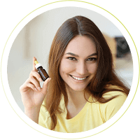 O Curso Online de Aromaterapia Alfa Funciona? Sim, o Curso Online de Aromaterapia Alfa funciona. O curso é apresentado em formato online, composto por uma série de videoaulas. Ele é abrangente e começa desde o básico até níveis mais avançados, tornando-o adequado tanto para iniciantes quanto para pessoas com algum conhecimento prévio sobre aromaterapia. O conteúdo do curso é organizado em módulos, abordando uma ampla variedade de tópicos relacionados à aromaterapia. Isso inclui informações sobre o que são óleos essenciais, como são feitos, como comprá-los, sua qualidade e variações de preços, entre outros. Além disso, o curso ensina como usar os óleos essenciais, como prepará-los, diluí-los e aplicá-los de maneira segura e eficaz. O curso também abrange uma extensa lista de óleos essenciais e suas propriedades, permitindo que os alunos entendam como cada óleo pode ser aplicado para diferentes fins terapêuticos. Além disso, aspectos de segurança, toxicidade e contra-indicações são abordados, ajudando os alunos a entender quando e como usar os óleos com responsabilidade. O Curso Online de Aromaterapia Alfa Vale a Pena? Sim, o Curso Online de Aromaterapia Alfa vale a pena. O Curso de Aromaterapia Online é Certificado pela ABRATH e é uma plataforma abrangente e flexível para aprender sobre a aplicação terapêutica dos óleos essenciais. Com uma ampla variedade de tópicos cobertos, certificação reconhecida e acesso ilimitado, ele oferece uma oportunidade para os interessados em aprimorar seu conhecimento sobre aromaterapia e possivelmente até seguir uma carreira nesse campo.