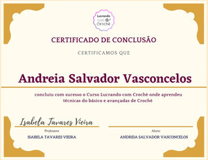 O Curso Lucrando com Crochê Funciona? Sim, o Curso Lucrando com Crochê funciona. O Curso Lucrando com Crochê é uma plataforma de ensino que abrange desde o ensino básico do crochê até estratégias de negócios para transformá-lo em uma fonte de renda.  O Curso Lucrando com Crochê Vale a Pena? Sim, o Curso Lucrando com Crochê vale a pena. O conteúdo do curso abrange uma ampla gama de tópicos relacionados ao crochê. Com mais de 80 aulas, o curso é projetado para atender tanto iniciantes quanto aqueles com experiência avançada. Ele oferece vídeo aulas práticas que demonstram a criação de peças, além de disponibilizar centenas de receitas e gráficos em português, com instruções detalhadas para orientar os alunos passo a passo. Além disso, o curso apresenta 30 ideias inovadoras de peças, incluindo um módulo de precificação que ajuda os participantes a determinar preços apropriados para suas criações. Para aqueles interessados em vender suas peças de crochê online, o curso oferece um módulo completo sobre estratégias de venda na internet. Além disso, os alunos têm acesso a uma comunidade e grupo VIP exclusivo para interagir com outros participantes e recebem suporte direto da professora, proporcionando uma experiência de aprendizado completa e orientada.