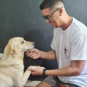 O Método Cão Adestrado Funciona? Sim, o Método Cão Adestrado funciona. O curso  é um programa online oferecido por Leandro Vianna, que ensina aos participantes como treinar e adestrar seus cães em casa em um período de 14 dias. O Método Cão Adestrado Vale a Pena? Sim, o Método Cão Adestrado vale a pena. Os participantes do curso também recebem diversos bônus, como acesso a um módulo de passeio perfeito, e-books, acesso a um grupo de suporte onde podem tirar dúvidas, acesso vitalício ao curso e um certificado de conclusão após o treinamento bem-sucedido do cão.