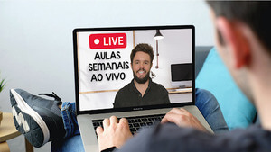 O Método Imersivo Inglês com O Português Funciona? Sim, o Método Imersivo Inglês com O Português funciona. O curso se concentrar em uma abordagem imersiva e prática para ensinar inglês, com aulas ao vivo, materiais didáticos inclusos e um instrutor com experiência. A oferta de garantia de qualidade e reembolso demonstra o compromisso em fornecer um aprendizado eficaz e satisfatório aos alunos. No entanto, a eficácia real do curso dependerá da dedicação e do envolvimento do aluno no processo de aprendizado. O Método Imersivo Inglês com O Português Vale a Pena? Sim, o Método Imersivo Inglês com O Português vale a pena. O curso enfatiza o uso de recursos visuais (imagens) e conexão com o som correspondente para ensinar inglês. A ideia é que, da mesma forma que as pessoas aprendem a língua materna primeiro ouvindo e entendendo, esse curso seguirá uma abordagem semelhante.