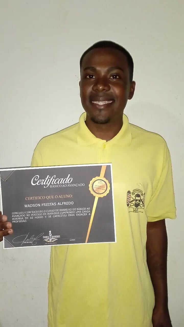 O Curso de Barbeiro Profissional com Certificado Funciona? Sim, o Curso de Barbeiro Profissional com Certificado funciona. O curso é entregue em formato de vídeo aulas, o que sugere que os alunos terão acesso a demonstrações visuais e instruções práticas para aprender as habilidades necessárias para se tornarem barbeiros profissionais. O Curso de Barbeiro Profissional com Certificado Vale a Pena? Sim, o Curso de Barbeiro Profissional com Certificado vale a pena. O curso é adequado tanto para iniciantes que estão começando do zero e não têm conhecimento prévio sobre barbearia, quanto para profissionais que já trabalham na área e desejam aprimorar suas habilidades. Isso indica que o curso pode ser personalizado para atender às necessidades de diferentes públicos.