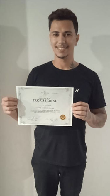 O Curso de Barbeiro Profissional com Certificado Funciona? Sim, o Curso de Barbeiro Profissional com Certificado funciona. O curso é entregue em formato de vídeo aulas, o que sugere que os alunos terão acesso a demonstrações visuais e instruções práticas para aprender as habilidades necessárias para se tornarem barbeiros profissionais. O Curso de Barbeiro Profissional com Certificado Vale a Pena? Sim, o Curso de Barbeiro Profissional com Certificado vale a pena. O curso é adequado tanto para iniciantes que estão começando do zero e não têm conhecimento prévio sobre barbearia, quanto para profissionais que já trabalham na área e desejam aprimorar suas habilidades. Isso indica que o curso pode ser personalizado para atender às necessidades de diferentes públicos.