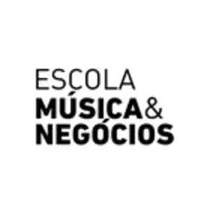 Quem é Escola Música & Negócios? Descrição fornecida pelo autor: Depois de anos de experiência no auditório e no estúdio, chegou a hora de levar esse conteúdo a todo o Brasil. Eleito em 2019 o melhor programa de educação para o Music Business do Brasil no Prêmio Profissionais da Música (PPM), o programa “Música & Negócios: Empreendedorismo e Inovação” ganha versão digital. O Música & Negócios agora tem versão EAD e está acompanhado por vários outros cursos. A duração é de oito semanas. As aulas serão ministradas por meio de vídeos, podcasts, exercícios e estudos de caso online, webinários com palestrantes, fóruns virtuais entre os alunos e conexão com pesquisadores e players da indústria da música.