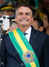 O Livro Jair Bolsonaro - Uma Jornada de Determinação e Liderança é Bom? Sim, o Livro Jair Bolsonaro - Uma Jornada de Determinação e Liderança é bom. Esse livro é uma biografia sobre Jair Bolsonaro, explorando tanto a sua vida pessoal quanto sua carreira política. A obra destaca desde os primeiros dias de Bolsonaro até sua ascensão como presidente do Brasil, abordando os desafios que ele enfrentou e o impacto que teve na política brasileira. O Livro Jair Bolsonaro - Uma Jornada de Determinação e Liderança Vale a Pena? Sim, o Livro Jair Bolsonaro - Uma Jornada de Determinação e Liderança vale a pena. Considerando que Bolsonaro é uma figura importante na política brasileira, é provável que a biografia aborde suas políticas, suas decisões durante o mandato presidencial e como essas influenciaram o país, além de críticas e elogios em relação ao seu estilo de liderança. Para quem o Livro Jair Bolsonaro - Uma Jornada de Determinação e Liderança é Bom? Esse livro biográfico é recomendado para indivíduos interessados na política brasileira, nos bastidores do poder e na compreensão mais profunda da figura de Jair Bolsonaro.