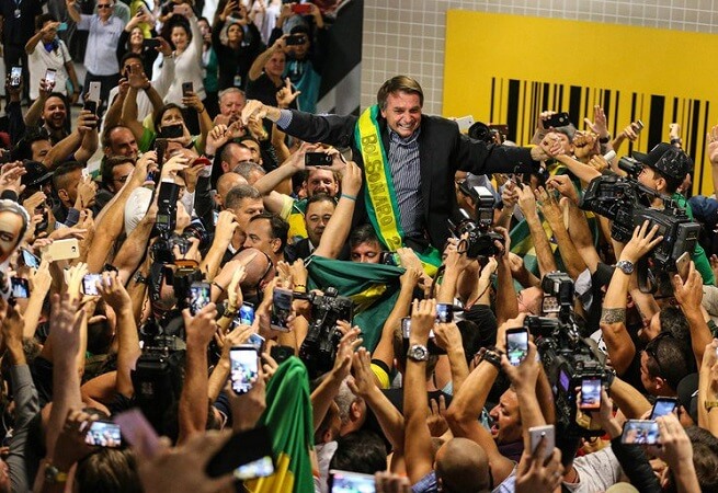 O Livro Jair Bolsonaro - Uma Jornada de Determinação e Liderança é Bom? Sim, o Livro Jair Bolsonaro - Uma Jornada de Determinação e Liderança é bom. Esse livro é uma biografia sobre Jair Bolsonaro, explorando tanto a sua vida pessoal quanto sua carreira política. A obra destaca desde os primeiros dias de Bolsonaro até sua ascensão como presidente do Brasil, abordando os desafios que ele enfrentou e o impacto que teve na política brasileira. O Livro Jair Bolsonaro - Uma Jornada de Determinação e Liderança Vale a Pena? Sim, o Livro Jair Bolsonaro - Uma Jornada de Determinação e Liderança vale a pena. Considerando que Bolsonaro é uma figura importante na política brasileira, é provável que a biografia aborde suas políticas, suas decisões durante o mandato presidencial e como essas influenciaram o país, além de críticas e elogios em relação ao seu estilo de liderança. Para quem o Livro Jair Bolsonaro - Uma Jornada de Determinação e Liderança é Bom? Esse livro biográfico é recomendado para indivíduos interessados na política brasileira, nos bastidores do poder e na compreensão mais profunda da figura de Jair Bolsonaro.