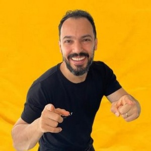 Quem é Rodrigo Zago? Descrição fornecida pelo autor: O gaúcho Rodrigo Zago é um exemplo de profissional que conseguiu mudar de vida graças a internet. Através da sua utilização eficaz do marketing digital, ele se tornou uma referência para muitos educadores físicos que buscam potencializar seus trabalhos e aumentarem o destaque de suas carreiras profissionais dentro da área. Sou um especialista em Treinamento funcional e Crossfit e ensino professores e estudantes pelo Brasil e Portugal em como usar essas duas metodologias de treino em suas aulas independentemente do ambiente de trabalho. Ajudo eles a ganharem mais autoridade e alunos com os 5 pilares que decretam o sucesso ou o fracasso: conhecimento, atendimento, treinamento, resultado e posicionamento