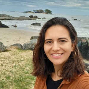 Quem é Taiane Cunha? Descrição fornecida pelo autora: Me chamo Taiane Cunha, sou casada e tenho uma filha, sou natural de Porto Alegre RS, mas atualmente resido em Penha SC. Sou formada em História desde 2010, na faculdade Porto-alegrense FAPA, foi onde conheci e aprendi a amar as Histórias dos Povos Africanos. Por muitos anos fui vendedora de diversos produtos, mas até então, não havia pensado em trabalhar com aquilo que me motiva e me emociona. Mas nesse ano de 2022, senti o grande desejo de dividir o conhecimento que adquiri até aqui, e o que busco diariamente, desses povos, para de alguma forma contribuir com a sociedade em que vivo.