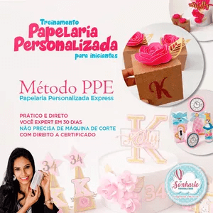 O Treinamento de Papelaria Personalizada para Iniciantes Funciona? Sim, o Treinamento de Papelaria Personalizada para Iniciantes funciona. O curso Método PPE-Papelaria Personalizada Express para iniciantes é projetado para ensinar de forma prática e direta o processo de criação e produção de itens de papelaria personalizada, sem a necessidade de uma máquina de corte. Ele é destinado a iniciantes que desejam iniciar um negócio nesse segmento ou aprender a fazer personalizados para eventos, como festas infantis. O Treinamento de Papelaria Personalizada para Iniciantes Vale a Pena? Sim, o Treinamento de Papelaria Personalizada para Iniciantes vale a pena. O curso  é dividido em etapas didáticas para aprendizado progressivo e ainda inclui exercícios práticos e aulas passo a passo, suporte via WhatsApp por um ano, proporcionando auxílio contínuo e acesso vitalício às aulas para que os alunos possam revisitar o conteúdo sempre que necessário. Para quem o Treinamento de Papelaria Personalizada para Iniciantes é Bom? Iniciantes interessados em iniciar um negócio de papelaria personalizada. Pais que desejam criar personalizados para festas de seus filhos e economizar dinheiro. Pessoas que querem aprender uma habilidade criativa relacionada à papelaria.