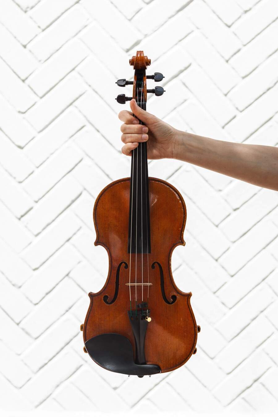 O Curso Vibrato dos Sonhos Funciona? Sim, o Curso Vibrato dos Sonhos funciona. Vibrato é um recurso que usamos para embelezar o som que tiramos no violino. Se você nunca aprendeu a fazê-lo e está começando do zero, com o controle correto dessa técnica e aprendendo-a corretamente você terá o som de um violinista profissional.  O Curso Vibrato dos Sonhos Vale a Pena? Sim, o Curso Vibrato dos Sonhos vale a pena. Você poderá fazer uma aula por semana para praticar bem as técnicas propostas no curso e assistir quantas vezes quiser. Você terá material de sobra pra praticar diariamente e aprender da forma correta com as instruções corretas. São vídeos super didáticos, rápidos, sem enrolação com exercícios e material inédito nesse meio, montado na ordem certa de se fazer. Para quem o Curso Vibrato dos Sonhos é Bom? Instrumentistas de Violino: O curso é claramente voltado para pessoas que tocam violino, desde iniciantes até músicos mais avançados que desejam aprimorar suas técnicas de vibrato. Idade e Experiência Musical Variadas: Não há restrições de idade ou nível de experiência mencionadas, indicando que o curso pode ser adequado para estudantes de violino de diferentes faixas etárias e níveis de habilidade. Interessados em Expressividade Musical: O curso destaca que ensina a colocar expressividade na música, sugerindo que é voltado para aqueles que desejam aprimorar não apenas suas habilidades técnicas, mas também a expressividade em sua performance musical. Dispostos a Investir em Educação Musical: O preço do curso pode ser um fator limitante para alguns, mas o desconto e os bônus oferecidos podem atrair aqueles dispostos a investir em seu desenvolvimento musical. Acesso Flexível e Autodidata: A possibilidade de acessar as aulas a qualquer momento, juntamente com a inclusão de exercícios para iniciantes e avançados, sugere que o curso é adequado para alunos autodidatas que desejam flexibilidade em seus estudos. Professores Credenciados: A credibilidade dos instrutores, especialmente o Professor Cássio Silva e a Professora Bianca Vieira, pode atrair estudantes que buscam orientação de profissionais experientes e respeitados. Objetivos Variados: O curso abrange desde conceitos básicos até técnicas avançadas, atendendo a uma variedade de objetivos, desde aprender do zero até aprimorar vibratos específicos. Aqueles que Buscam Melhorias Concretas: O curso destaca resultados reais de alunos que melhoraram suas habilidades de vibrato após a conclusão do curso, o que pode atrair estudantes que desejam melhorias mensuráveis em sua técnica musical.