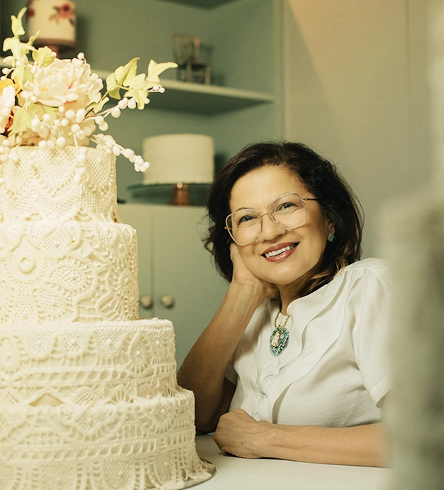 O Curso Bolo de Renascença Funciona? Sim, o Curso Bolo de Renascença funciona. Sandra Gonzaga, confeiteira e autora do curso, traz toda a técnica de criação dos encantadores bolos de Renascença. São decorações criadas para reproduzir as famosas rendas feitas principalmente no nordeste brasileiro e que podem elevar os lucros dos seus bolos substancialmente. Você vai aprender tudo sobre os materiais necessários para o trabalho, todos os passos de transformação da pasta americana em fitas elegantes e padronizadas que vão fazer os desenhos entrelaçados que darão forma a renda criada por você. Passo a passo de criação do glacê real, os bicos especiais, como glacear o seu bolo, como conservar a pasta americana e o principal de todo o processo. O Curso Bolo de Renascença Vale a Pena? Sim, o Curso Bolo de Renascença vale a pena. O curso ministrado por Sandra Gonzaga abrange várias áreas relacionadas à criação de bolos de Renascença. Aqui estão alguns dos tópicos e aspectos destacados: Técnica de Renascença Materiais Necessários Transformação da Pasta Americana Criação do Glacê Real Conservação da Pasta Americana Inspiração para Produção Própria Valorização do Trabalho Crescimento Profissional Fidelização de Clientes Acompanhamento e Suporte Para quem o Curso Bolo de Renascença é Bom? Confeiteiros; Boleiros; Entusiastas da confeitaria interessados em aprimorar suas habilidades na criação de bolos decorados com a técnica de Renascença; Profissionais que desejam expandir seus conhecimentos e aprimorar suas técnicas de decoração de bolos; Amadores apaixonados por confeitaria que buscam aprender uma abordagem específica e elegante na decoração de bolos.