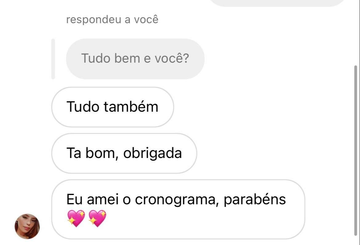 O Cronograma de Inglês Fluency Schedule Funciona? Sim, o Cronograma Intensivão Fluency Schedule funciona. O Intensivão Fluency Schedule é um cronograma de seis meses de estudos, nesses seis meses você vai estudar os conteúdos mais importantes do inglês. De segunda a sexta você terá acesso a atividades diárias para estudar inglês de forma independente. O Cronograma de Inglês Fluency Schedule Vale a Pena? Sim, o Cronograma de Inglês Fluency Schedule vale a pena. Com o Fluency Schedule você terá acesso a uma lista de materiais gratuitos, todos os conteúdos organizados em ordem e tudo que você tem que estudar e revisar no dia. Com o cronograma você vai estudar / praticar o Speaking (fala), Writing (escrita), Listening (escuta) Reading (leitura) Vocabulary (vocabulário) e Grammar (gramática). Para quem o Cronograma de Inglês Fluency Schedule é Bom? Está perdido sobre como começar a estudar inglês: Se a pessoa está no início do aprendizado e não sabe por onde começar, o cronograma oferece uma estrutura organizada para orientá-la. Ainda não tem um planejamento: Para aqueles que reconhecem a importância de um plano de estudos, mas ainda não o têm, o Fluency Schedule fornece um cronograma de seis meses com atividades diárias. Tem dificuldade ao estudar sozinho: Para aqueles que enfrentam desafios ao estudar de forma independente, o cronograma oferece atividades diárias e materiais organizados para ajudar na autodisciplina e no acompanhamento regular. Não consegue estudar inglês todos os dias: O Fluency Schedule pode ser benéfico para aqueles que têm dificuldade em manter uma rotina diária de estudos, pois fornece um guia estruturado para ser seguido ao longo de seis meses.