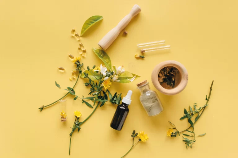 Formação Profissional em Aromaterapia Funciona? Sim, Formação Profissional em Aromaterapia funciona. Você aprenderá sobre a origem e a história dos óleos essenciais, suas propriedades e benefícios terapêuticos. Descubra as técnicas de extração e produção desses preciosos elixires da natureza, além de medidas de segurança e boas práticas para seu uso. O estudo das principais plantas utilizadas na aromaterapia será fundamental. A professora Érica ensinará suas propriedades e como combiná-las para criar sinergias poderosas. Você conhecerá uma ampla gama de óleos essenciais e aprenderá a aplicá-los em diferentes contextos terapêuticos, como relaxamento, equilíbrio emocional e cuidados com a pele. Formação Profissional em Aromaterapia Vale a Pena? Sim, Formação Profissional em Aromaterapia vale a pena. O curso é abrangente e interativo. Aulas teóricas e dinâmicas, vivenciando a experiência prática e suporte para dúvidas que farão parte da sua experiência de aprendizado. Você terá a chance de descobrir todos os segredos da Aromaterapia e como ela pode auxiliar na sua saúde, da sua família e de todos ao seu redor, aprimorando suas habilidades e confiança. Ao final das 800 horas, você estará preparado para aplicar a Aromaterapia com segurança e eficácia. Esta é uma oportunidade única para aprimorar seu conhecimento e abrir portas para uma carreira emocionante como Aromaterapeuta profissional, em Clínicas, Spas ou uso próprio. Para quem Formação Profissional em Aromaterapia é Bom? Iniciantes: O curso é projetado para pessoas que estão começando do zero e não possuem conhecimento prévio sobre aromaterapia. Ele oferece uma introdução completa aos conceitos básicos e técnicas da aromaterapia, tornando-o ideal para quem está dando os primeiros passos nesse campo. Profissionais de Saúde e Bem-Estar: Profissionais da área de saúde, como massoterapeutas, terapeutas holísticos, fisioterapeutas, enfermeiros e outros que desejam expandir suas habilidades e incorporar a aromaterapia em suas práticas, podem se beneficiar do curso para adicionar uma abordagem complementar aos seus tratamentos. Terapeutas Holísticos: Terapeutas que já trabalham com abordagens holísticas podem usar o curso para aprimorar seus conhecimentos e habilidades, bem como para adicionar a aromaterapia como uma opção terapêutica adicional para seus clientes. Pessoas Interessadas em Bem-Estar Pessoal: Se você está interessado em cuidar da sua própria saúde física e emocional, o curso oferece conhecimentos práticos sobre como usar óleos essenciais para melhorar o sono, reduzir o estresse, aliviar dores e promover um equilíbrio emocional. Empreendedores: O curso oferece insights sobre como montar um espaço holístico ou até mesmo um negócio relacionado à aromaterapia. Portanto, empreendedores interessados em iniciar um negócio no campo do bem-estar podem obter informações úteis sobre como atender clientes e administrar um negócio nesse setor. Pessoas Interessadas em Produtos Naturais: Se você tem interesse em produtos naturais, óleos essenciais e suas aplicações terapêuticas, o curso pode ser uma oportunidade para você aprender sobre o poder dos óleos essenciais e como incorporá-los em sua vida diária. Aqueles em Busca de Desenvolvimento Pessoal: O curso não se limita apenas a aspectos técnicos. Ele também oferece informações sobre bem-estar emocional, equilíbrio e desenvolvimento pessoal, tornando-se uma opção para quem busca crescimento pessoal e autodescoberta.