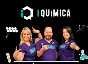 O Curso iQuímica Funciona? Sim, o Curso iQuímica funciona. O iQuímica oferece um curso completo de química, que abrange desde o básico até o avançado, com o objetivo de preparar os estudantes para o Enem, vestibulares de São Paulo e nas principais universidades do país. O Curso iQuímica Vale a Pena? Sim, o Curso iQuímica vale a pena. Além disso, as aulas são dinâmicas e didáticas, proporcionando um aprendizado eficiente. Sendo assim, para garantir um estudo eficaz, desenvolvemos um plano personalizado que inclui exercícios e materiais complementares. Ademais, os alunos têm a oportunidade de participar de um grupo de estudos exclusivo, no qual podem tirar dúvidas diretamente com os professores. Para quem o iQuímica é Bom? O curso é recomendado para todos os vestibulandos que pretendem ser aprovados nas universidades mais conceituadas do Brasil.