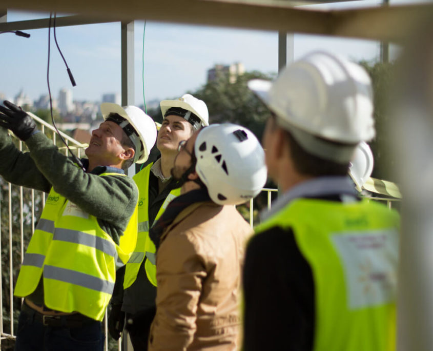 A Imersão O&M Funciona? Sim, a Imersão O&M funciona. O curso em operação e manutenção de usinas fotovoltaicas oferece uma oportunidade única para os profissionais que desejam dominar todos os aspectos desse setor em crescimento. Com foco em proporcionar conhecimento prático e teórico, o curso é ministrado nos dias 15 e 16 de março no Laboratório Fotovoltaica da UFSC (Universidade Federal de Santa Catarina). A Imersão O&M Vale a Pena? Sim, a Imersão O&M vale a pena. É um curso abrangente que atende tanto aos iniciantes quanto aos profissionais experientes no setor de energia solar, proporcionando conhecimentos teóricos e práticos essenciais para o sucesso na operação e manutenção de usinas fotovoltaicas. Para quem a Imersão O&M é Bom? Profissionais iniciantes até especialistas em energia solar que buscam aprimorar suas habilidades. Os participantes terão a chance de aprender com renomados pesquisadores e profissionais do Grupo Fotovoltaica UFSC e do time Elektsolar, especialistas em comissionamento de usinas de geração centralizada.