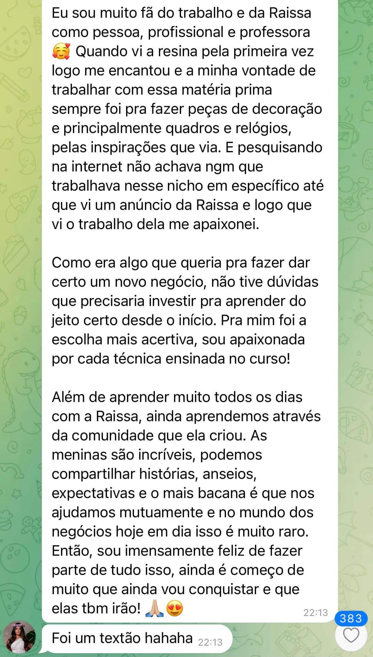 A Escola da Resina Funciona? Sim, a Escola da Resina funciona. O curso oferecido pela Escola da Resina, é uma iniciativa voltada para mulheres interessadas em aprender a criar e empreender no universo da resina epóxi. Ele visa capacitar suas alunas não apenas nas técnicas práticas de trabalhar com resina, mas também em aspectos fundamentais para o sucesso no mercado artístico. A estrutura do curso é organizada em módulos que abrangem tanto teoria quanto prática, com atualizações regulares para acompanhar o progresso e as necessidades das alunas à medida que evoluem em suas habilidades e objetivos de negócios. A Escola da Resina Vale a Pena? Sim, a Escola da Resina vale a pena. Com uma abordagem prática e abrangente, o curso da Escola da Resina oferece não apenas habilidades técnicas essenciais, mas também orientações valiosas para que as alunas possam iniciar e crescer em seus próprios negócios de arte em resina epóxi. O foco na comunidade e no acompanhamento contínuo garante que as alunas se beneficiem de um ambiente de aprendizado dinâmico e atualizado, refletindo as demandas e oportunidades em constante evolução deste mercado criativo. Para quem a Escola da Resina é Bom? Iniciantes Curiosas: Mulheres que desejam aprender uma nova habilidade artística com resina epóxi, mas que não possuem experiência prévia neste meio. Artistas em Ascensão: Mulheres que já trabalham com arte e desejam expandir seu repertório e explorar novos meios de expressão, como a resina epóxi. Empreendedoras Criativas: Mulheres que estão interessadas em transformar sua paixão por arte em uma fonte de renda, buscando aprender não apenas as técnicas artísticas, mas também as habilidades empresariais necessárias para comercializar suas criações. Interessadas em Artesanato e DIY: Mulheres que apreciam atividades manuais e projetos de "faça você mesmo", buscando explorar a resina epóxi como uma forma de arte personalizada e única. Profissionais de Artes Visuais: Mulheres com formação ou interesse nas artes visuais, como pintura, escultura, design de interiores, que desejam incorporar a resina epóxi em seu repertório criativo.