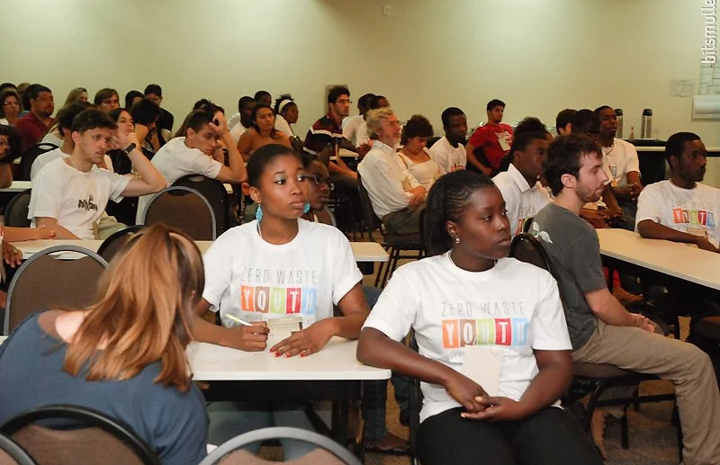 O Programa de Formação de Embaixadores Lixo Zero Funciona? Sim, o Programa de Formação de Embaixadores Lixo Zero funciona. O curso oferecido pelo Instituto Lixo Zero Brasil e/ou pela Juventude Lixo Zero é uma oportunidade valiosa para aqueles que desejam se tornar agentes de mudança em relação à gestão de resíduos e à preservação do meio ambiente. Projetado para capacitar e formar embaixadores, este curso visa aumentar o impacto do movimento Lixo Zero em todo o país, contando com a participação ativa de seus alunos. Ao longo do curso, os participantes passam por um processo de formação abrangente, que os capacita a se tornarem representantes do conceito Lixo Zero em suas comunidades. Uma vez concluído, os alunos se tornam embaixadores do Instituto Lixo Zero Brasil e/ou da Juventude Lixo Zero, assumindo o papel de porta-vozes e defensores da causa. O Programa de Formação de Embaixadores Lixo Zero Vale a Pena? Sim, o Programa de Formação de Embaixadores Lixo Zero vale a pena. Como embaixadores, eles têm a responsabilidade de disseminar o conceito de Lixo Zero em diversos setores da sociedade, engajando-se em atividades de advocacia, mobilização e articulação de ações voltadas para a gestão de resíduos e a educação ambiental. Esses embaixadores são essenciais para promover a conscientização e implementar práticas sustentáveis em suas respectivas cidades, contribuindo assim para a preservação do meio ambiente e para a construção de um futuro mais sustentável. Portanto, o curso oferecido é uma oportunidade única para aqueles que desejam ampliar seu impacto e fazer a diferença na luta contra o desperdício e a degradação ambiental. Ao se tornarem embaixadores do Lixo Zero, os participantes têm a chance de se envolver ativamente na construção de um mundo mais limpo, saudável e sustentável para as gerações futuras. Para quem o Programa de Formação de Embaixadores Lixo Zero é Bom? Ambientalistas e ativistas: Pessoas que já estão envolvidas em iniciativas ambientais e desejam expandir seus conhecimentos e habilidades na área do Lixo Zero. Profissionais da área ambiental: Como gestores ambientais, engenheiros ambientais, biólogos, entre outros, que buscam aprofundar seus conhecimentos em gestão de resíduos e desenvolver estratégias mais eficazes para lidar com o problema. Educadores e acadêmicos: Professores, pesquisadores e estudantes interessados em promover a educação ambiental e disseminar práticas sustentáveis em suas comunidades. Voluntários e membros da comunidade: Indivíduos que desejam se envolver ativamente em projetos e iniciativas locais relacionados ao Lixo Zero e à sustentabilidade. Profissionais de diversas áreas: Como empresários, profissionais de marketing, comunicadores, entre outros, que reconhecem a importância de adotar práticas sustentáveis em suas atividades e desejam se tornar líderes de mudança em suas respectivas áreas de atuação.