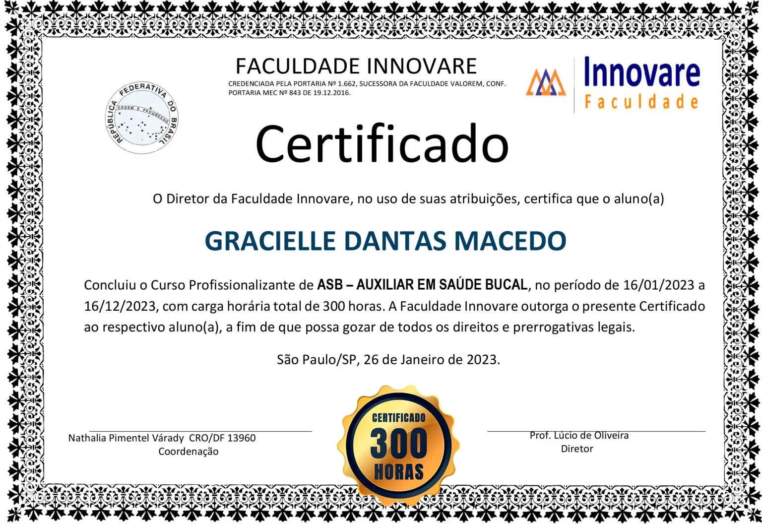 O Curso de Auxiliar de Saúde Bucal Funciona? Sim, o Curso de Auxiliar de Saúde Bucal funciona. A área da saúde está em constante crescimento e demanda por profissionais qualificados. Para aqueles que desejam se especializar e se desenvolver profissionalmente, o curso oferece uma excelente oportunidade. Este curso é projetado para proporcionar ao aluno os conhecimentos e habilidades essenciais para se tornar um auxiliar de saúde bucal competente e respeitado. O Curso de Auxiliar de Saúde Bucal Vale a Pena? Sim, o Curso de Auxiliar de Saúde Bucal vale a pena. O principal objetivo do curso é formar profissionais capacitados para atuar como auxiliares de saúde bucal. Para isso, o curso aborda uma série de competências necessárias para o desempenho eficaz dessa função. Entre os principais objetivos, destacam-se: Desenvolvimento de Habilidades Técnicas: Ensinar ao aluno técnicas e procedimentos odontológicos básicos, além de práticas de assepsia e esterilização de materiais. Formação Profissional Completa: Fornecer os elementos essenciais para que o aluno atinja o perfil profissional adequado e pretendido, conforme as exigências do mercado e das normas vigentes. Regularização Profissional: Auxiliar aqueles que já trabalham em clínicas e consultórios odontológicos, mas ainda não possuem certificação, a se regularizarem perante o Conselho de Odontologia do Brasil. Para quem o Curso de Auxiliar de Saúde Bucal é Bom? Jovens e Adultos em Busca de Primeira Qualificação: Indivíduos que estão ingressando no mercado de trabalho e desejam iniciar uma carreira na área da saúde bucal. Recém-formados no ensino médio que procuram uma formação técnica e rápida para alcançar empregabilidade. Profissionais da Área da Saúde: Pessoas que já atuam em outras áreas da saúde e desejam expandir suas habilidades e oportunidades de trabalho, migrando para a odontologia. Trabalhadores Informais no Setor Odontológico: Profissionais que já desempenham funções de auxiliar de saúde bucal em clínicas e consultórios odontológicos, mas que ainda não possuem certificação oficial ou regularização perante o Conselho de Odontologia do Brasil. Pessoas em Busca de Reconversão Profissional: Indivíduos que desejam mudar de carreira e veem na odontologia uma oportunidade para se requalificarem e alcançarem novas oportunidades no mercado de trabalho. Estudantes e Interessados em Aperfeiçoamento: Estudantes de cursos relacionados à saúde que desejam complementar sua formação com uma especialização técnica. Pessoas interessadas em adquirir novos conhecimentos e habilidades para aumentar sua empregabilidade e desempenho profissional.