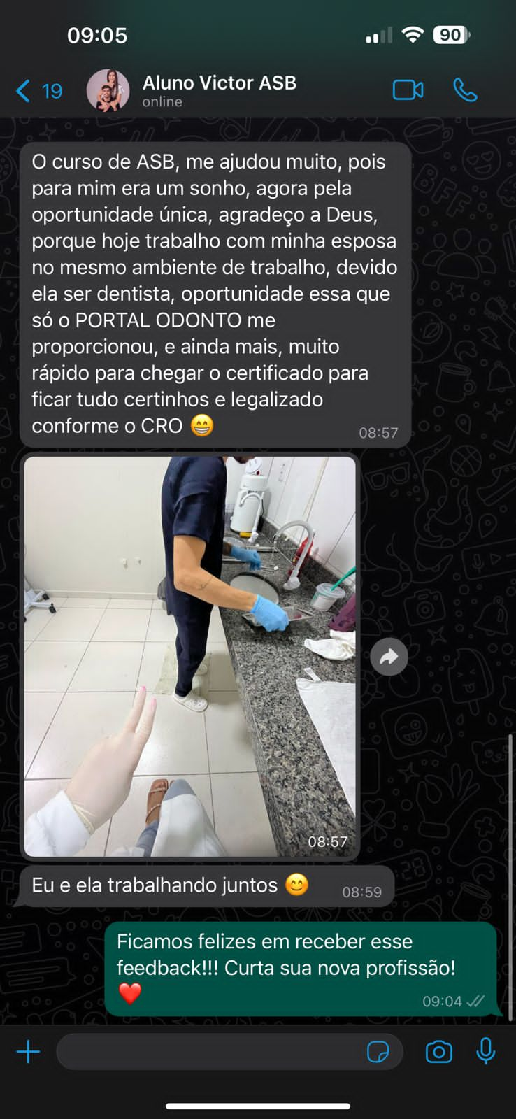 O Curso de Auxiliar de Saúde Bucal Funciona? Sim, o Curso de Auxiliar de Saúde Bucal funciona. A área da saúde está em constante crescimento e demanda por profissionais qualificados. Para aqueles que desejam se especializar e se desenvolver profissionalmente, o curso oferece uma excelente oportunidade. Este curso é projetado para proporcionar ao aluno os conhecimentos e habilidades essenciais para se tornar um auxiliar de saúde bucal competente e respeitado. O Curso de Auxiliar de Saúde Bucal Vale a Pena? Sim, o Curso de Auxiliar de Saúde Bucal vale a pena. O principal objetivo do curso é formar profissionais capacitados para atuar como auxiliares de saúde bucal. Para isso, o curso aborda uma série de competências necessárias para o desempenho eficaz dessa função. Entre os principais objetivos, destacam-se: Desenvolvimento de Habilidades Técnicas: Ensinar ao aluno técnicas e procedimentos odontológicos básicos, além de práticas de assepsia e esterilização de materiais. Formação Profissional Completa: Fornecer os elementos essenciais para que o aluno atinja o perfil profissional adequado e pretendido, conforme as exigências do mercado e das normas vigentes. Regularização Profissional: Auxiliar aqueles que já trabalham em clínicas e consultórios odontológicos, mas ainda não possuem certificação, a se regularizarem perante o Conselho de Odontologia do Brasil. Para quem o Curso de Auxiliar de Saúde Bucal é Bom? Jovens e Adultos em Busca de Primeira Qualificação: Indivíduos que estão ingressando no mercado de trabalho e desejam iniciar uma carreira na área da saúde bucal. Recém-formados no ensino médio que procuram uma formação técnica e rápida para alcançar empregabilidade. Profissionais da Área da Saúde: Pessoas que já atuam em outras áreas da saúde e desejam expandir suas habilidades e oportunidades de trabalho, migrando para a odontologia. Trabalhadores Informais no Setor Odontológico: Profissionais que já desempenham funções de auxiliar de saúde bucal em clínicas e consultórios odontológicos, mas que ainda não possuem certificação oficial ou regularização perante o Conselho de Odontologia do Brasil. Pessoas em Busca de Reconversão Profissional: Indivíduos que desejam mudar de carreira e veem na odontologia uma oportunidade para se requalificarem e alcançarem novas oportunidades no mercado de trabalho. Estudantes e Interessados em Aperfeiçoamento: Estudantes de cursos relacionados à saúde que desejam complementar sua formação com uma especialização técnica. Pessoas interessadas em adquirir novos conhecimentos e habilidades para aumentar sua empregabilidade e desempenho profissional.