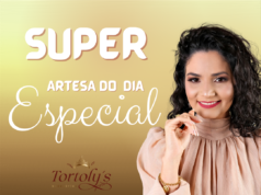 O Curso Super Artesã Especial Funciona? Sim, o Curso Super Artesã Especial funciona. Se você já sonhou em transformar seu hobby de artesanato em uma carreira lucrativa, esse curso é a oportunidade ideal para você. Focado na técnica do aramado, este curso oferece todas as ferramentas e conhecimentos necessários para criar acessórios de luxo para noivas e peças especiais para diversas ocasiões. O Curso Super Artesã Especial Vale a Pena? Sim, o Curso Super Artesã Especial vale a pena. O curso é ministrado por Pauliane Sampaio, conhecida como Poly. Formada em Geografia pela UFAM e com Mestrado em Clima e Ambiente pelo INPA, Poly encontrou no artesanato uma nova paixão. Ela iniciou sua jornada vendendo laços para arrecadar fundos e hoje inspira e ensina outras mulheres a descobrirem suas habilidades e a empreenderem no artesanato. Para quem o Curso Super Artesã Especial é Bom? Mulheres Empreendedoras: Mulheres que desejam empreender no mercado de acessórios de luxo, especialmente no segmento de noivas e eventos especiais. Artesãs e Aficionadas por Artesanato: Pessoas que já possuem alguma experiência ou interesse em artesanato e querem aprimorar suas habilidades na técnica do aramado. Profissionais que Buscam Renda Extra: Indivíduos que desejam complementar sua renda ou alcançar independência financeira trabalhando de casa. Hobbystas: Pessoas que procuram um hobby prazeroso e criativo, que possa eventualmente se transformar em uma atividade lucrativa. Mães e Donas de Casa: Mulheres que buscam uma forma flexível de trabalhar e gerar renda, conciliando com suas responsabilidades domésticas e familiares. Público Infantil e Eventos: Artesãs interessadas em criar acessórios para ocasiões especiais como batizados, aniversários, e outros eventos infantis. Comunidade de Mulheres: Pessoas que querem fazer parte de uma comunidade de apoio e crescimento mútuo, onde podem trocar experiências, ideias e motivação.