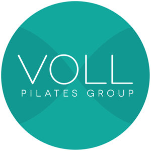 O VOLL Pilates Funciona? Sim, o VOLL Pilates funciona. A VOLL Pilates Group é uma instituição com 15 anos de história, reconhecida como a maior escola de Pilates da América do Sul. Com presença em 10 países, a VOLL oferece uma ampla gama de produtos e serviços voltados para o Método Pilates, desde a formação básica até cursos de especialização e pós-graduação. Pós-Graduação em Pilates A Pós-Graduação em Pilates da VOLL é um curso desenhado para proporcionar uma formação completa e de alta qualidade aos seus alunos. Este curso é oferecido em formato presencial, com duração de 4 dias, e inclui tanto aulas teóricas quanto práticas realizadas em estúdios equipados com os melhores recursos. O material didático é exclusivo e os instrutores são os melhores do Brasil, garantindo uma formação sólida e atualizada. O VOLL Pilates Vale a Pena? Sim, o VOLL Pilates vale a pena. A Pós-Graduação em Pilates da VOLL é a escolha ideal para quem busca uma formação completa e de alta qualidade no Método Pilates. Com uma estrutura robusta, instrutores qualificados e um amplo suporte, a VOLL proporciona uma experiência de aprendizado única e transformadora. Para quem o VOLL Pilates é Bom? Fisioterapeutas: Profissionais que desejam especializar-se em Pilates para ampliar suas técnicas de reabilitação e tratamento de diversas patologias. Educadores Físicos: Instrutores de educação física que buscam diversificar suas modalidades de ensino, incorporando o Pilates como uma ferramenta eficaz para condicionamento físico e bem-estar. Professores de Pilates: Instrutores já atuantes que desejam atualizar seus conhecimentos, aprender novas técnicas e metodologias, e obter uma certificação de pós-graduação para aprimorar sua prática profissional. Estudantes de Fisioterapia e Educação Física: Alunos que estão cursando graduação nessas áreas e desejam se preparar antecipadamente para uma carreira especializada em Pilates. Profissionais de Saúde: Médicos, terapeutas ocupacionais e outros profissionais de saúde que desejam integrar o Pilates como complemento às suas práticas terapêuticas e de reabilitação. Empreendedores no Setor de Bem-Estar: Indivíduos que planejam abrir um estúdio de Pilates ou já possuem um e buscam uma formação sólida para melhorar a gestão e qualidade dos serviços oferecidos. Pessoas Interessadas em Mudança de Carreira: Aqueles que desejam entrar no campo do Pilates como uma nova carreira e procuram uma formação abrangente e de qualidade para se estabelecerem no mercado.