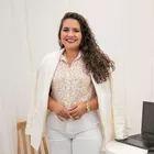 Quem é Gisele Oliveira? Descrição fornecida pelo autora: Eu, Gisele Oliveira sou uma mulher empreendedora como tantas outras no Brasil porém estudei e desenvolvi minha própria técnica de vendas voltado para empreendedoras iniciantes ou que estão no mercado e não conseguem evoluir. Sou empreendedora desde os 12 anos, comecei como manicure e hoje aos 39 anos sou infoprodutora, filha de pais camelôs fui criada em meio as vendas desde sempre e aprendi muito ao longo da vida e muitos cursos. Hoje como influenciadora digital trabalho no Instagram e youtube ajudando outras mulheres terem independência financeira e controle emocional para ter uma vida com mais dinheiro e tempo para si própria e sua família.