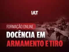 O Curso de Formação em Docência em Armamento e Tiro Funciona? Sim, o Curso de Formação em Docência em Armamento e Tiro funciona. Se você está buscando se especializar na área de armamento e tiro, o Curso de Formação para Instrutores de Armamento e Tiro do Projeto IAT é uma excelente oportunidade. Este curso é oferecido nos termos da Regulamentação Instrução Normativa 111 da Polícia Federal (PF) e proporciona uma formação completa e exclusiva para quem deseja se tornar um instrutor qualificado. O Curso de Formação em Docência em Armamento e Tiro Vale a Pena? Sim, o Curso de Formação em Docência em Armamento e Tiro vale a pena. O curso é inteiramente online, o que permite maior flexibilidade e comodidade para os alunos. Com um total de 48 horas de aulas, o programa é cuidadosamente estruturado para cobrir todos os aspectos essenciais da formação de instrutores de armamento e tiro. Para quem o Curso de Formação em Docência em Armamento e Tiro é Bom? Profissionais de Segurança: Policiais, agentes penitenciários, guardas municipais e membros de outras forças de segurança pública que buscam uma especialização adicional. Instrutores e Monitores: Pessoas que já atuam como instrutores ou monitores de tiro e desejam obter uma certificação formal reconhecida pela Polícia Federal. Militares: Membros das Forças Armadas que queiram ampliar suas habilidades e conhecimentos em armamento e técnicas de tiro. Seguranças Privados: Profissionais que atuam na segurança privada e desejam se qualificar para oferecer treinamentos em empresas de segurança. Entusiastas do Tiro Esportivo: Pessoas que praticam tiro esportivo e desejam aprofundar seus conhecimentos técnicos e pedagógicos para atuar como instrutores. Cidadãos com Interesse na Área: Qualquer pessoa que tenha interesse em se especializar no uso seguro e responsável de armas de fogo, seguindo as normas e regulamentações estabelecidas.