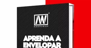 O Guia Aprenda a Envelopar em 5 Passos Funciona? Sim, o Guia Aprenda a Envelopar em 5 Passos funciona. Se você está em busca de aprender a envelopar com qualidade e segurança, este é o melhor guia que você encontrará no Brasil. E não estou dizendo isso apenas por acreditar no conteúdo deste guia, mas por acreditar em você. Acredito que, seguindo todos os métodos e técnicas detalhados aqui, você pode e vai dominar a arte do envelopamento. Ao longo do tempo, testei diversos métodos, cometi erros e acertos, até chegar ao que considero hoje como o verdadeiro segredo para aprender a envelopar. E é justamente essa jornada de experimentação e aperfeiçoamento que me permitiu criar um guia único, capaz de transformar iniciantes em verdadeiros profissionais do envelopamento. O Guia Aprenda a Envelopar em 5 Passos Vale a Pena? Sim, o Guia Aprenda a Envelopar em 5 Passos vale a pena. Diferente de outros cursos e materiais disponíveis no mercado (talvez com exceção do meu próprio curso online), este guia vai além. Ele oferece segredos que dificilmente você encontrará em livros ou outros cursos. E eu garanto: com este guia, você vai aprender a envelopar da maneira correta, sem atalhos ou truques mirabolantes. Prepare-se para mergulhar em um conteúdo exclusivo, elaborado com a experiência prática de quem vive o dia a dia do envelopamento. Aqui, você terá em mãos o conhecimento necessário para evitar os erros mais comuns e alcançar resultados profissionais desde o início. Este guia é seu caminho para o sucesso. Acredite em você e no potencial transformador desse método. Para quem o Guia Aprenda a Envelopar em 5 Passos é Bom? Iniciantes Absolutos: Pessoas que nunca tiveram contato com envelopamento, mas que desejam aprender do zero e desenvolver habilidades práticas. O guia é fácil de seguir, mesmo para quem está começando. Profissionais que Desejam Ampliar Seus Serviços: Se você já atua em áreas relacionadas, como design automotivo, personalização de veículos ou decoração, este guia é ideal para expandir suas habilidades e oferecer serviços de envelopamento de qualidade. Empreendedores que Querem Abrir um Negócio: Para quem deseja começar um novo negócio no setor de envelopamento, o guia oferece todas as técnicas e segredos necessários para começar com o pé direito, aprendendo o passo a passo de forma prática e eficiente. Hobbistas e Apaixonados por Customização: Se você é uma daquelas pessoas que adoram personalizar objetos ou veículos por conta própria, o guia vai te ensinar a fazer envelopamentos profissionais sem precisar contratar alguém para o serviço. Quem Busca uma Nova Carreira ou Fonte de Renda: Se você está buscando uma nova oportunidade de carreira ou uma forma de gerar uma renda extra, o envelopamento é uma área em crescimento no Brasil, e este guia pode ser o primeiro passo rumo ao sucesso.