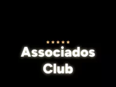 O Curso Associados Club Funciona? Sim, o Curso Associados Club funciona. Você quer aprender a ganhar de 2 a 6 mil reais por mês vendendo produtos na Amazon sem precisar criar vídeos no YouTube ou conteúdos no Instagram? Com esse curso isso se torna possível. O treinamento é voltado para quem deseja aprender técnicas de vendas na Amazon sem expor sua imagem e trabalhando diretamente de casa. O Curso Associados Club Vale a Pena? Sim, o Curso Associados Club vale a pena. O curso ensina como se tornar um associado da Amazon, aproveitando o tráfego e a credibilidade da maior varejista do mundo para gerar renda com produtos físicos de alta demanda. A promessa é ajudar o afiliado a conseguir vendas diárias com estratégias novas, longe da concorrência intensa dos produtos digitais e das táticas saturadas. Esse curso é uma alternativa para quem busca uma fonte de renda sólida, mas é importante ter em mente que os resultados variam de acordo com a dedicação e a aplicação das técnicas ensinadas. O Associados Club não oferece garantias de ganhos, mas sim um método testado para aqueles que desejam começar a vender na Amazon como afiliados, com potencial de resultados consistentes. Para quem o Curso Associados Club é Bom? Querem Trabalhar de Casa: Se você está buscando uma maneira de gerar renda extra ou mesmo um modelo de trabalho remoto, o curso oferece estratégias que permitem trabalhar diretamente de casa, sem necessidade de deslocamento. Desejam Ganhar Dinheiro Sem Aparecer: Para aqueles que não gostam de expor sua imagem nas redes sociais ou em vídeos, o curso é perfeito. Ele ensina como vender como afiliado da Amazon sem a necessidade de se promover publicamente. Buscam Alternativas ao Marketing Digital Tradicional: Muitas estratégias de marketing digital e afiliação de produtos digitais já estão saturadas e com alta concorrência. Este curso, por outro lado, foca em produtos físicos e métodos inovadores, oferecendo um caminho menos concorrido para resultados. Estão Iniciando no Mercado de Afiliados: Para quem está começando e ainda não tem experiência com afiliação, o curso explica o processo desde o básico até o avançado, tornando-se acessível para iniciantes. Querem Evitar Problemas com Bloqueios e Reembolsos: Se você já trabalha com produtos digitais, pode ter enfrentado questões como reembolsos frequentes e bloqueios em plataformas. Esse curso foca em produtos reais e legítimos, com menos risco de complicações. Estão em Busca de uma Renda Extra: O Associados Club oferece uma maneira prática para quem quer aumentar a renda mensal com potencial de ganhos entre 2 a 6 mil reais, dependendo do esforço e da aplicação das estratégias ensinadas.